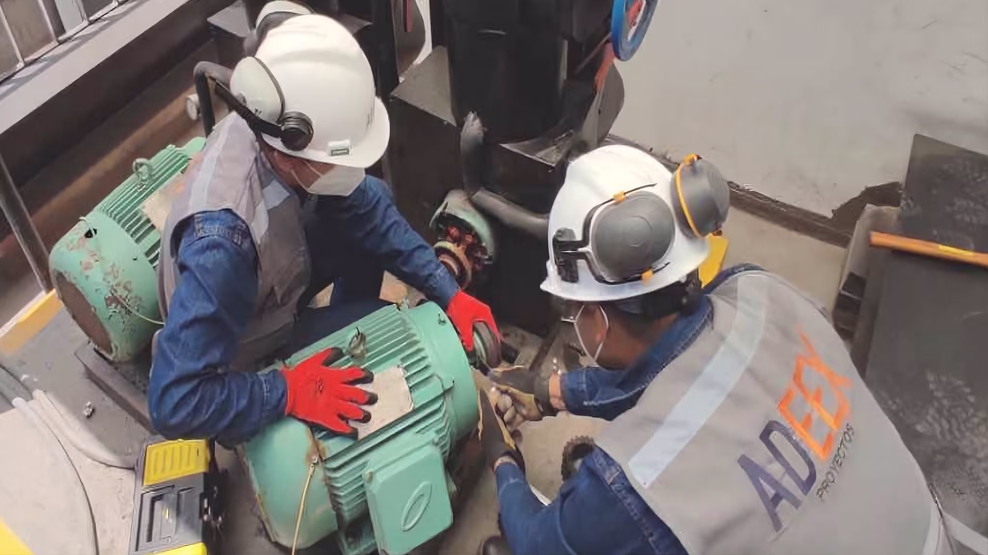 Técnico realizando mantenimiento de motor industrial